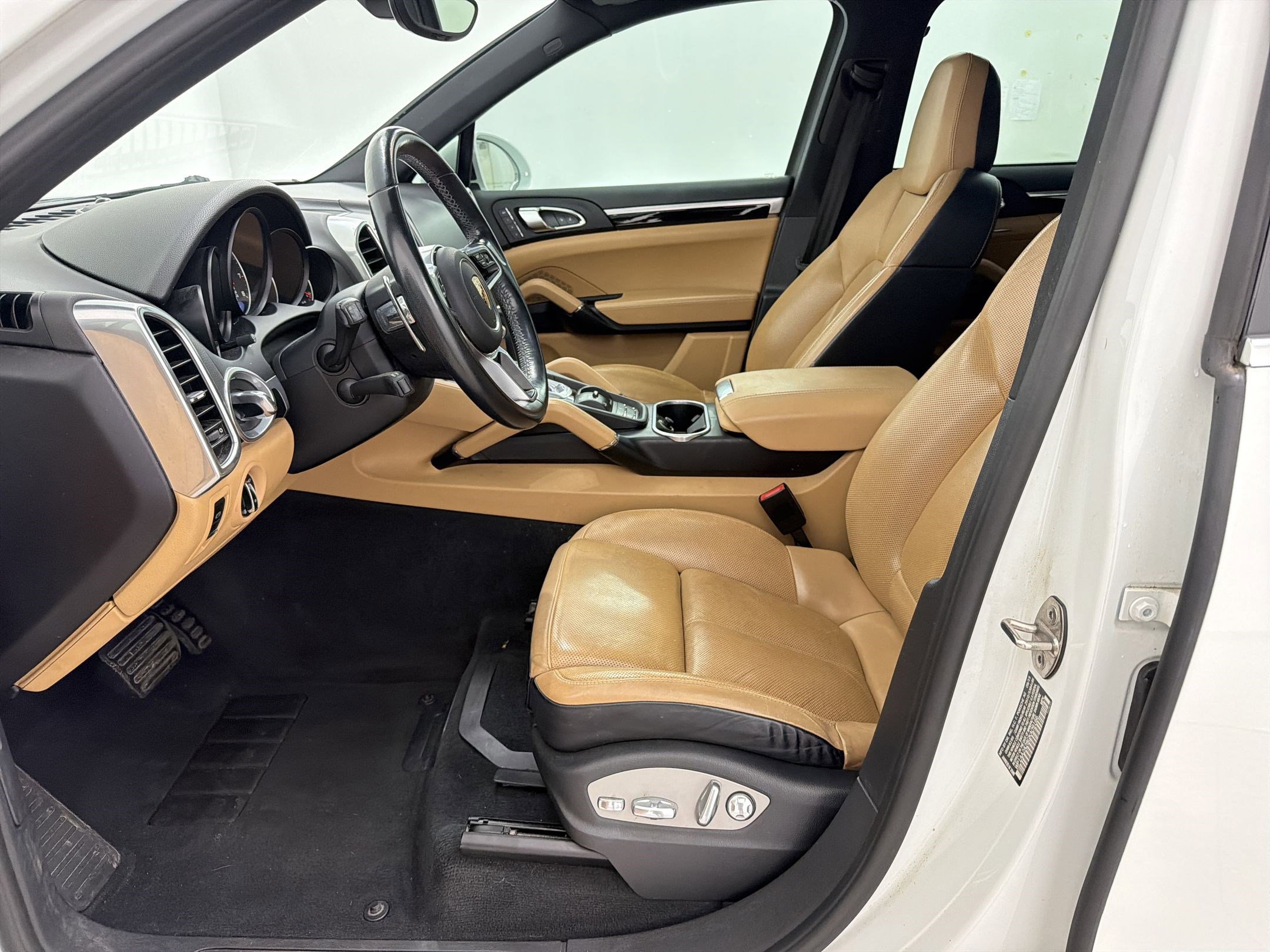 Used 2016 Porsche Cayenne AWD/4WD image 5