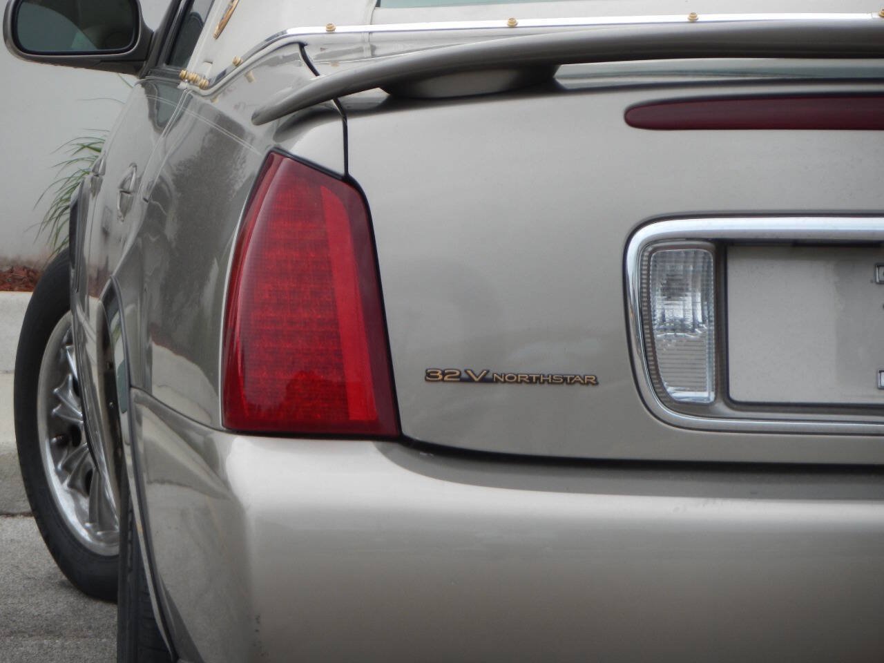 Used 2002 Cadillac De Ville FWD image 1