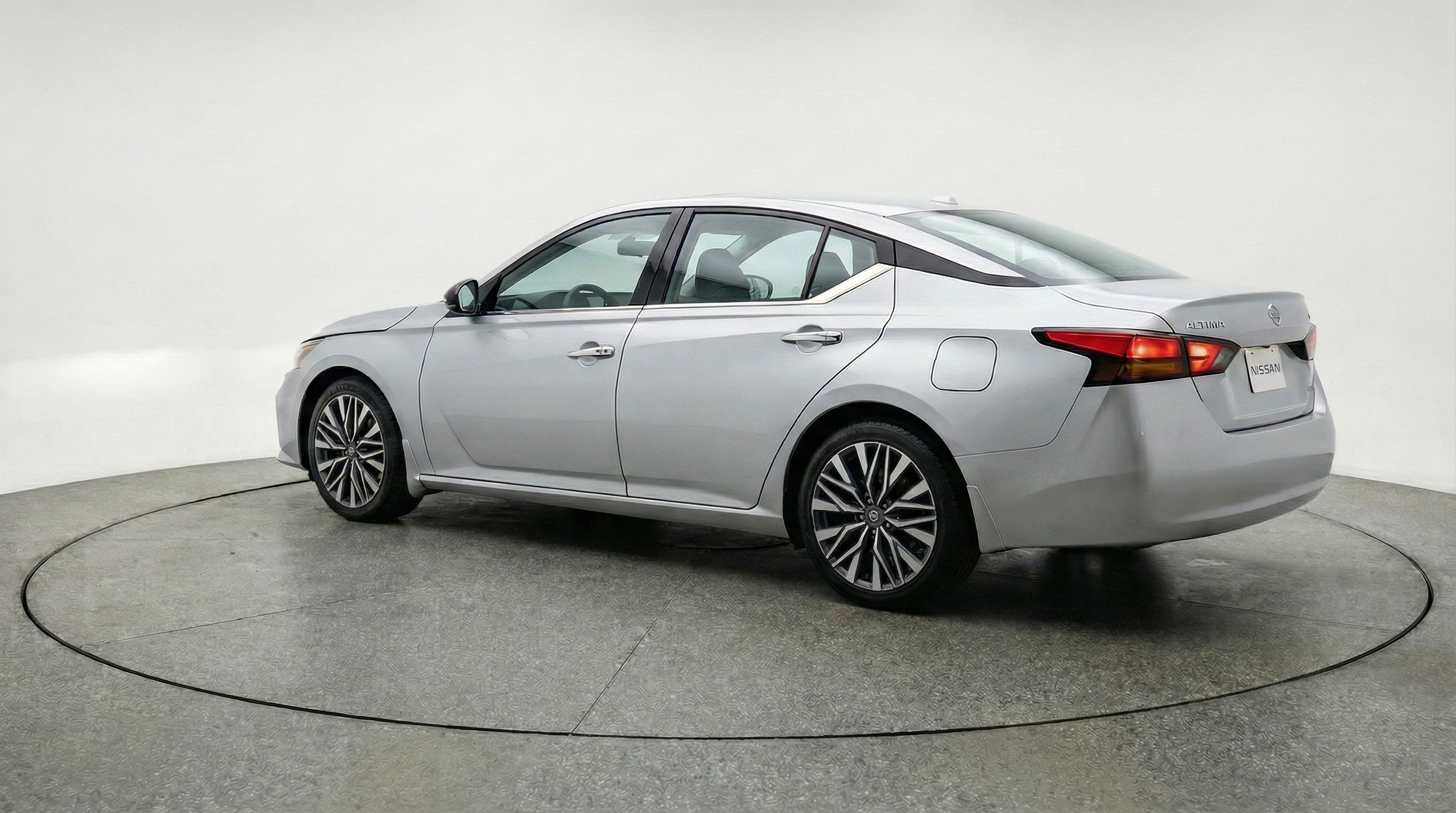 Used 2025 Nissan Altima 2.5 SV FWD image 6
