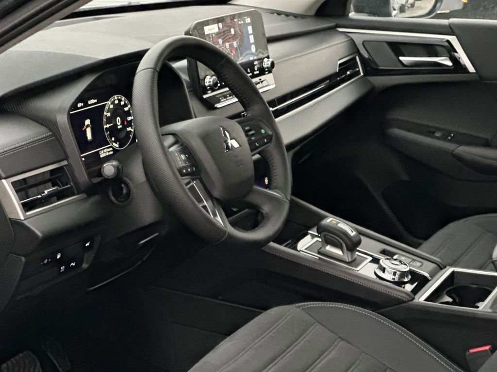 New 2025 Mitsubishi Outlander SE image 14