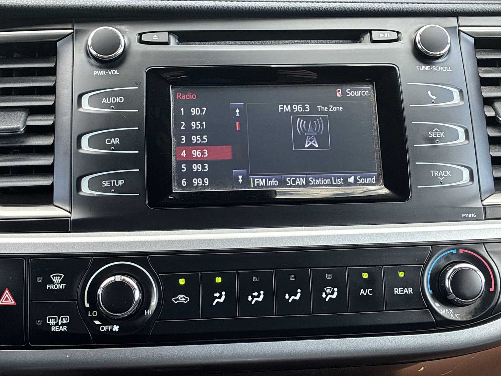Used 2019 Toyota Highlander LE AWD/4WD image 12
