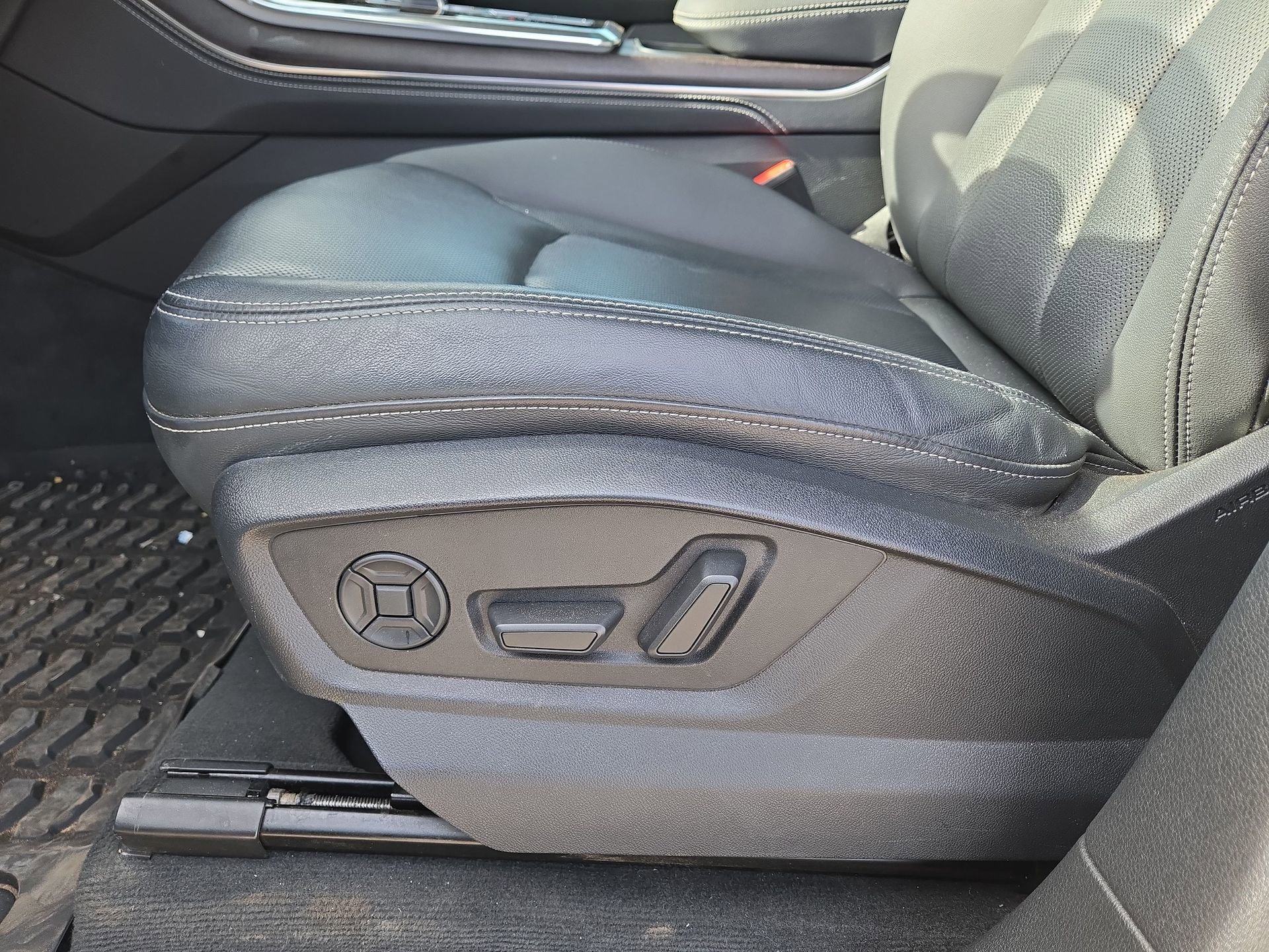 Certified 2023 Audi Q8 Premium Plus AWD/4WD image 17