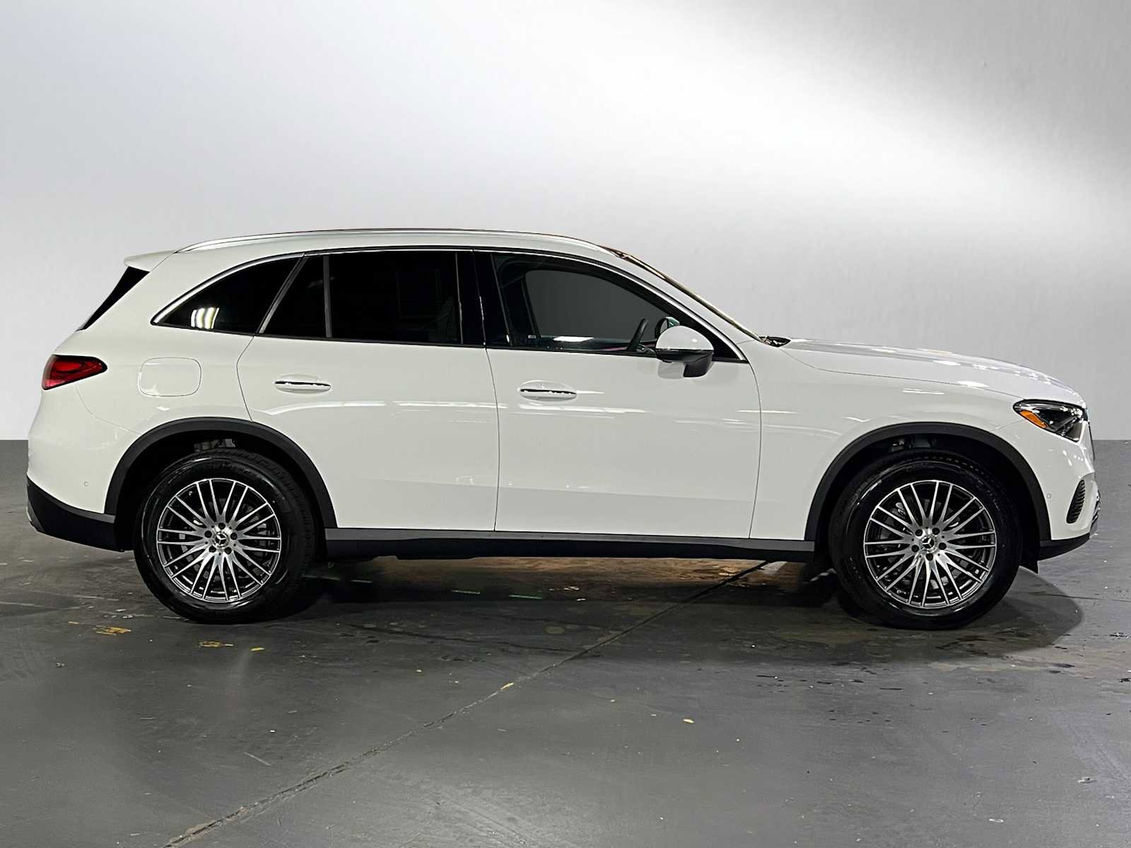 Used 2025 Mercedes-Benz GLC 300 4MATIC image 2