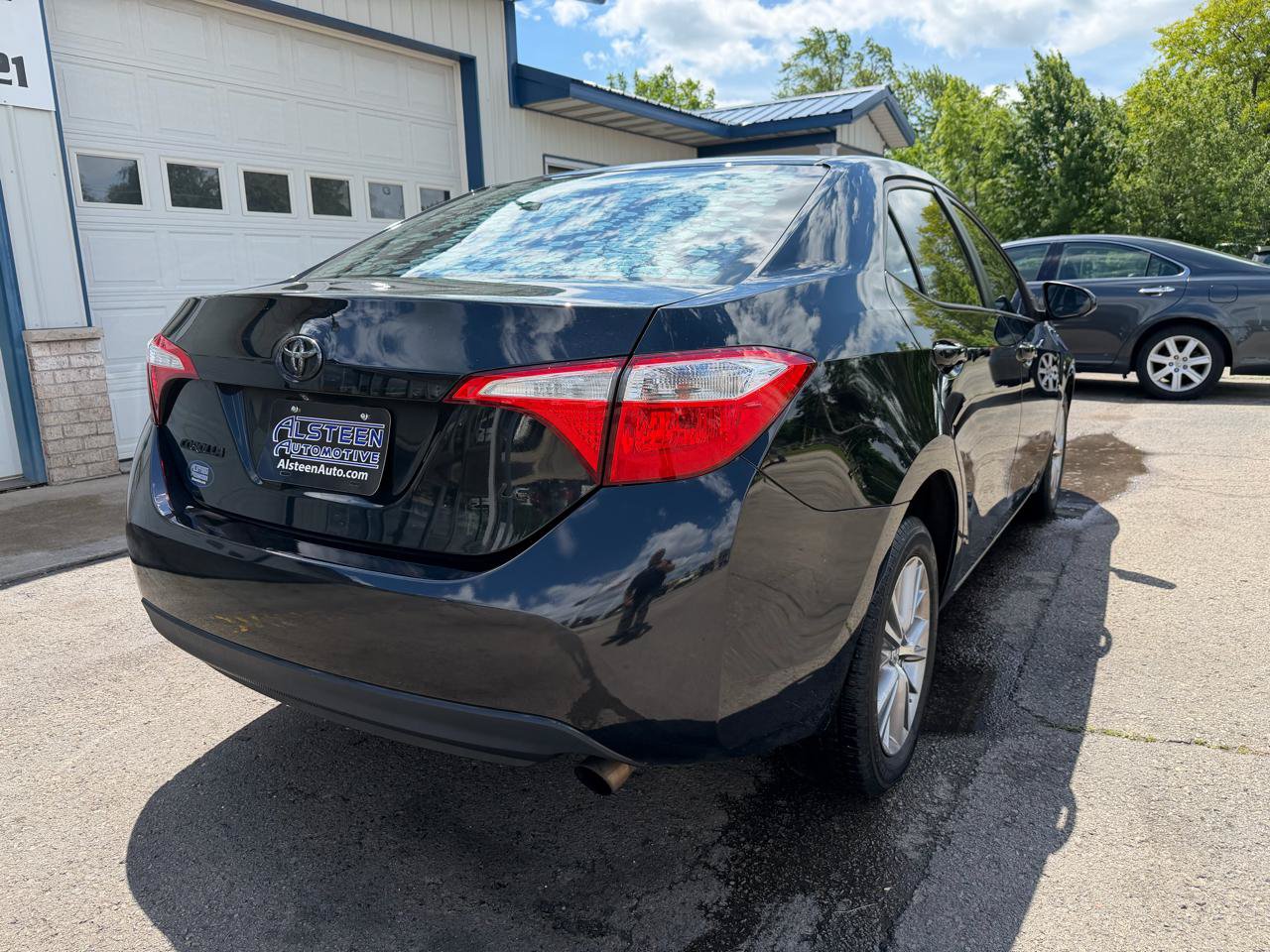 Used 2015 Toyota Corolla LE FWD image 3
