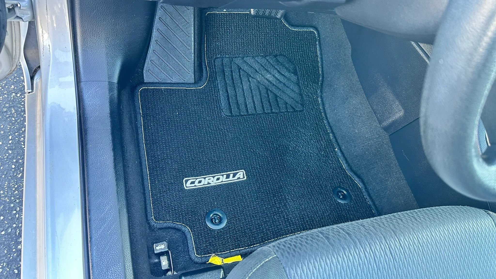 Used 2017 Toyota Corolla LE w/ Carpet Mat Package (TMS) FWD image 13