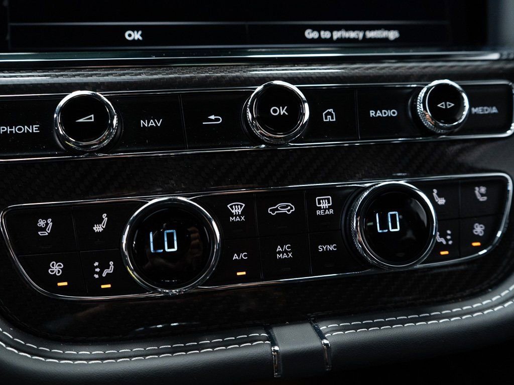 Used 2025 Bentley Bentayga Extended Wheelbase image 38