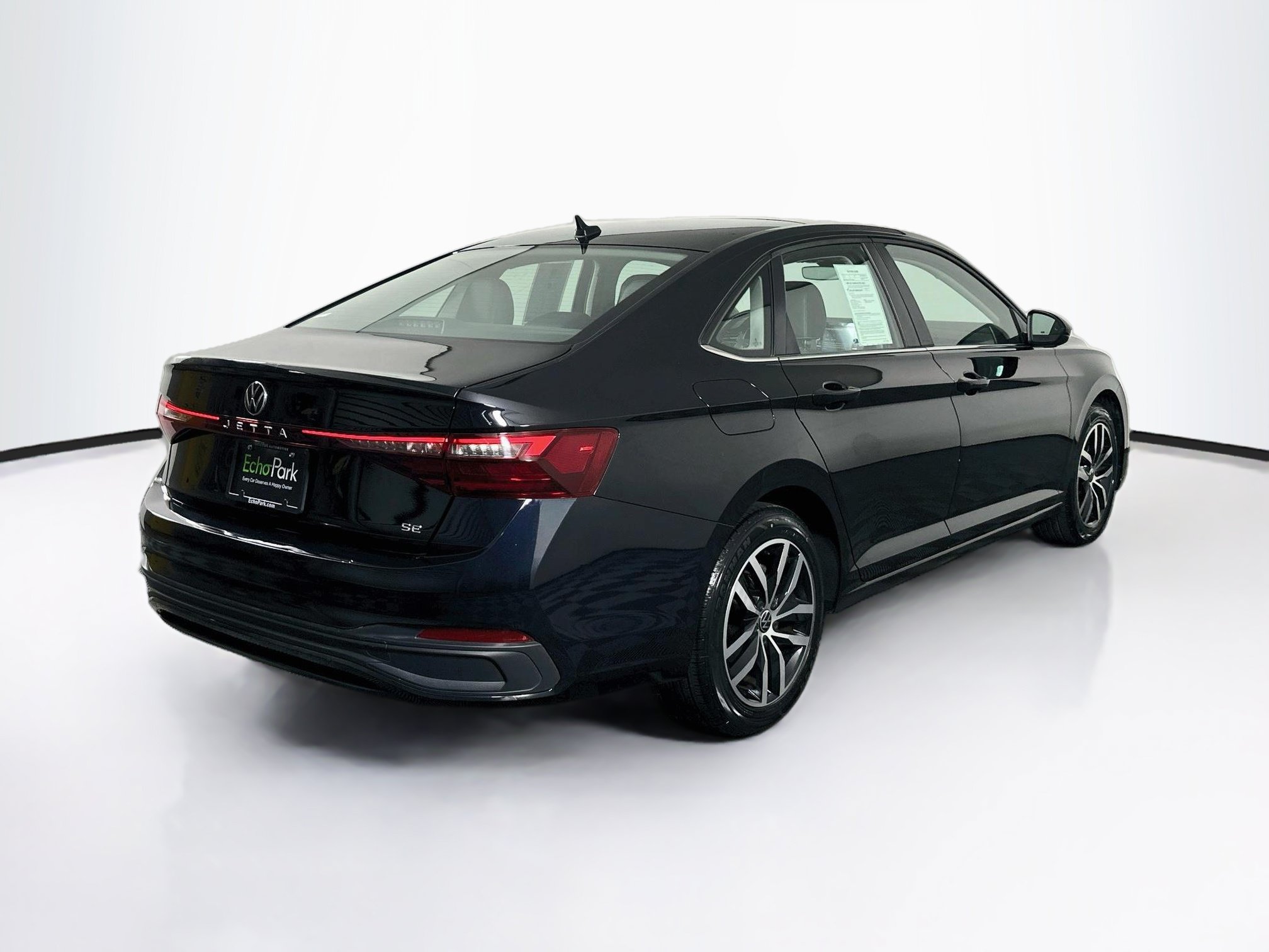 Used 2025 Volkswagen Jetta SE FWD image 9