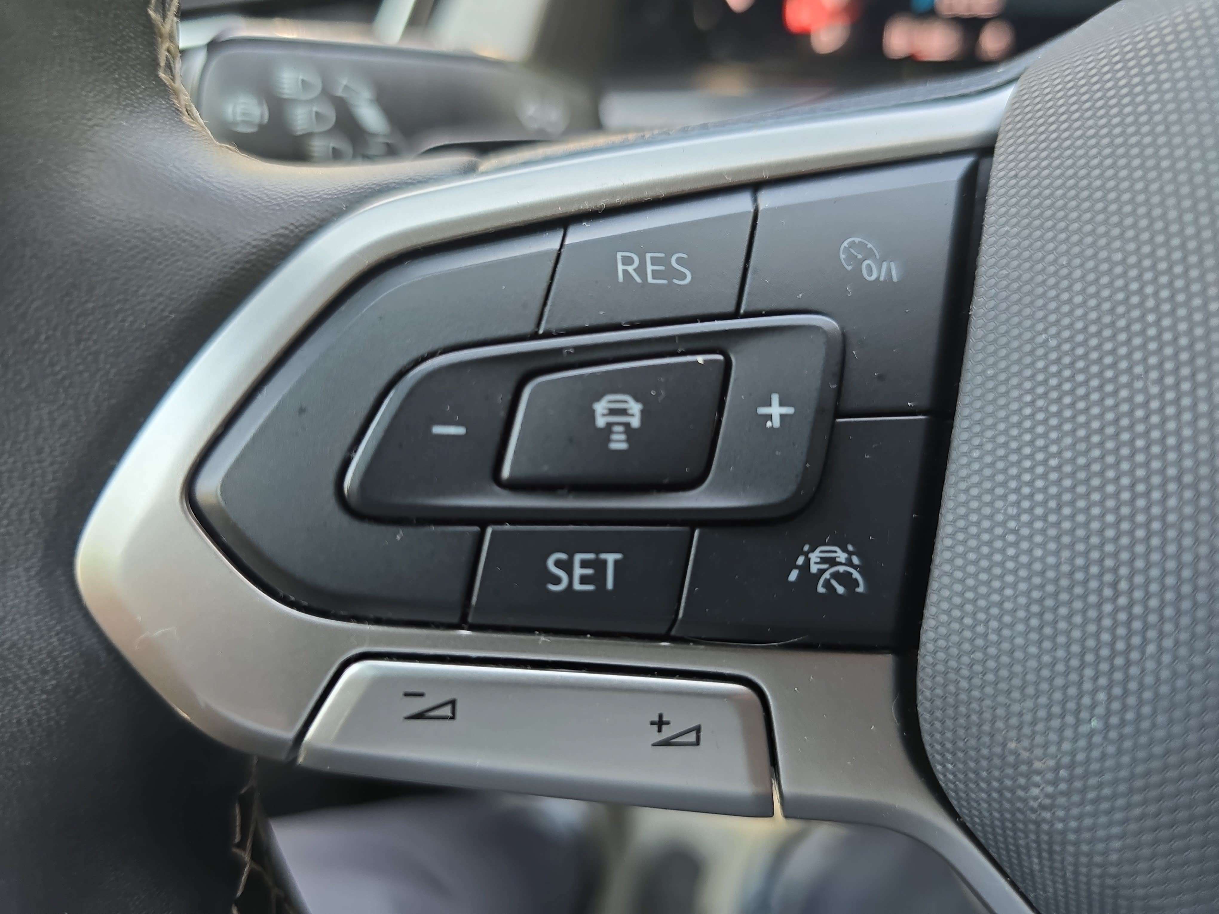 Used 2024 Volkswagen Atlas Cross Sport SE FWD image 17