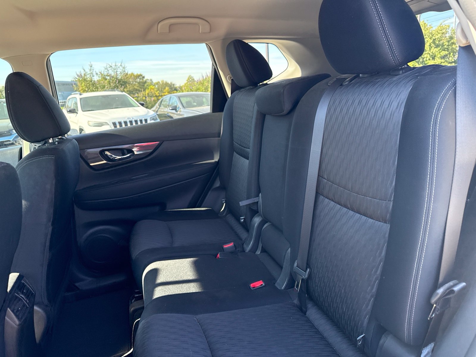 Used 2017 Nissan Rogue SV FWD image 8