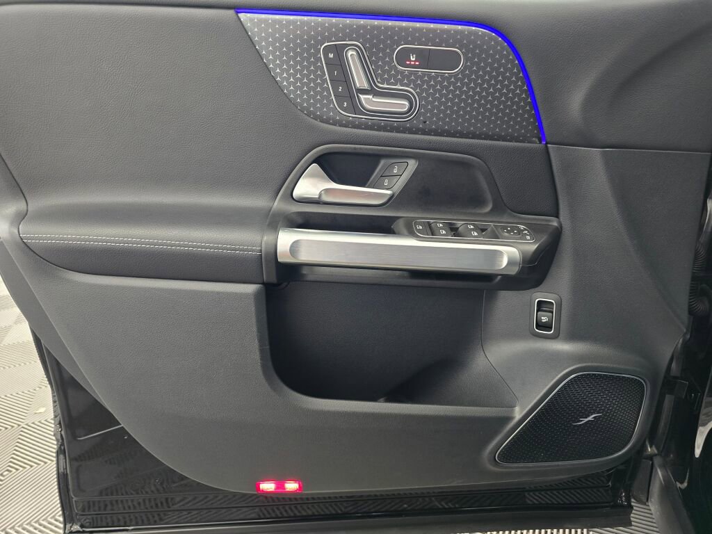 Used 2025 Mercedes-Benz GLB 250 4MATIC image 34