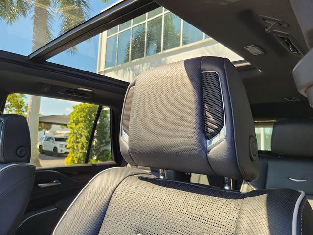 Used 2021 Cadillac Escalade Premium Luxury AWD/4WD image 18