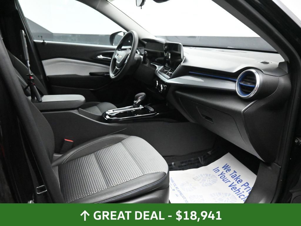 Used 2025 Chevrolet Trax LT image 21