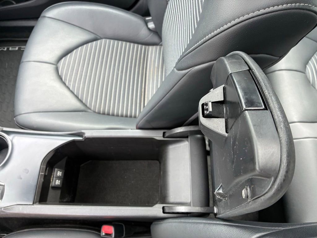 Used 2020 Toyota Camry SE w/ Sunroof Package image 34