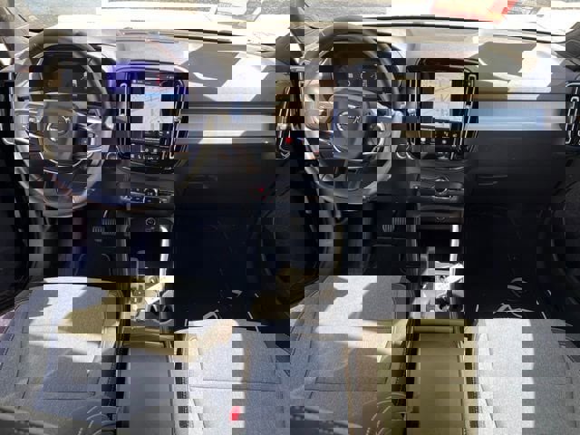 Used 2025 Volvo XC40 B5 Core image 10