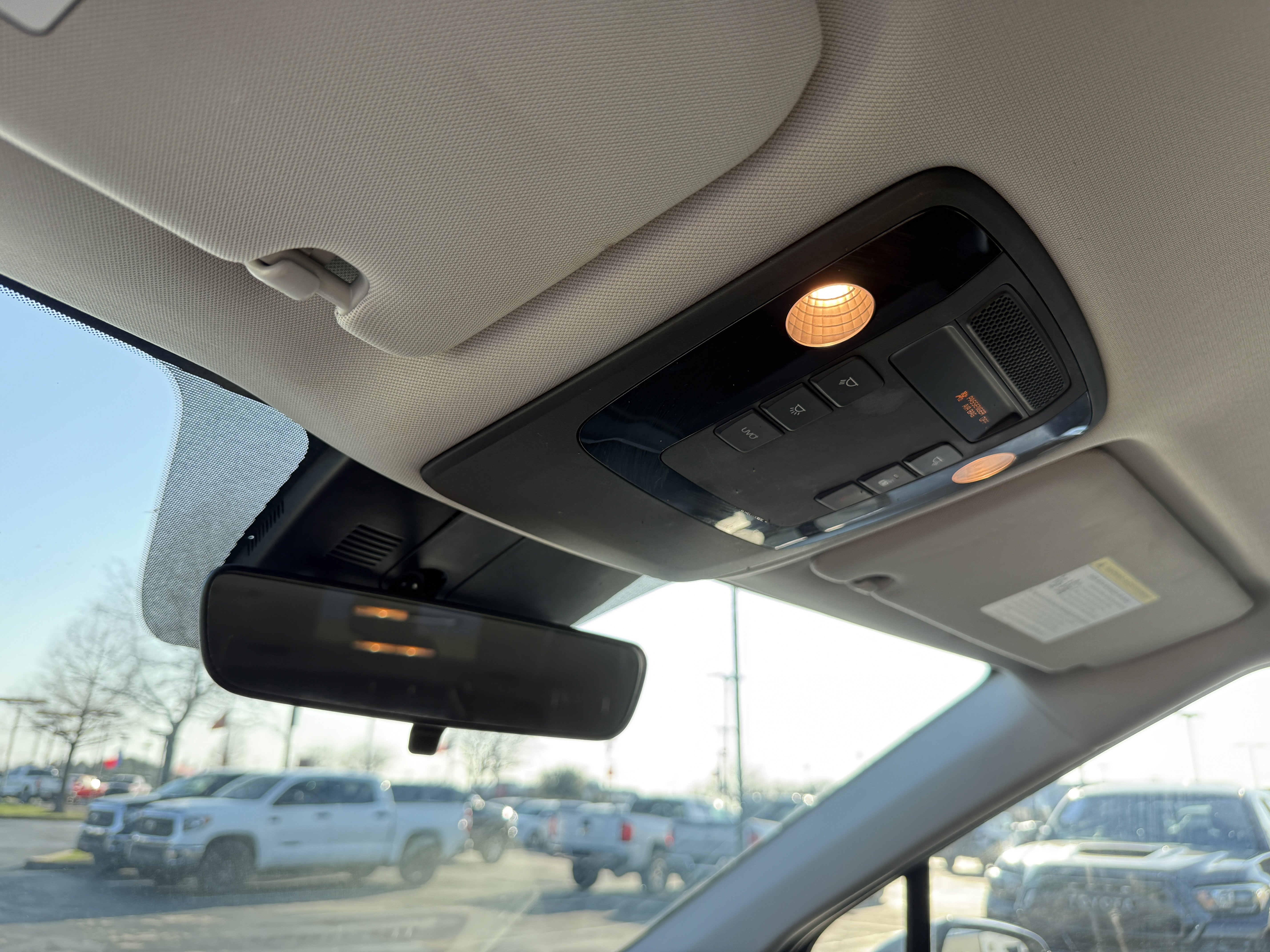 Used 2022 Kia Carnival EX image 31