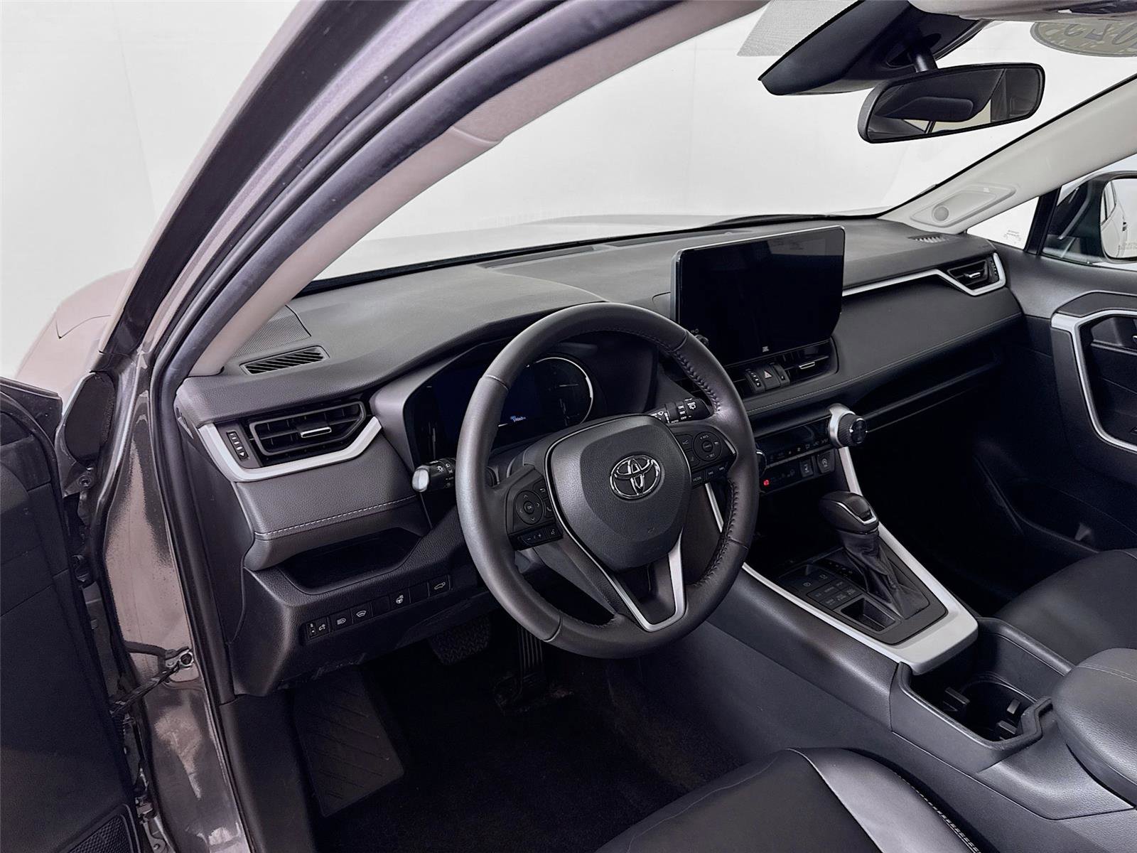 Used 2023 Toyota RAV4 XLE Premium image 9