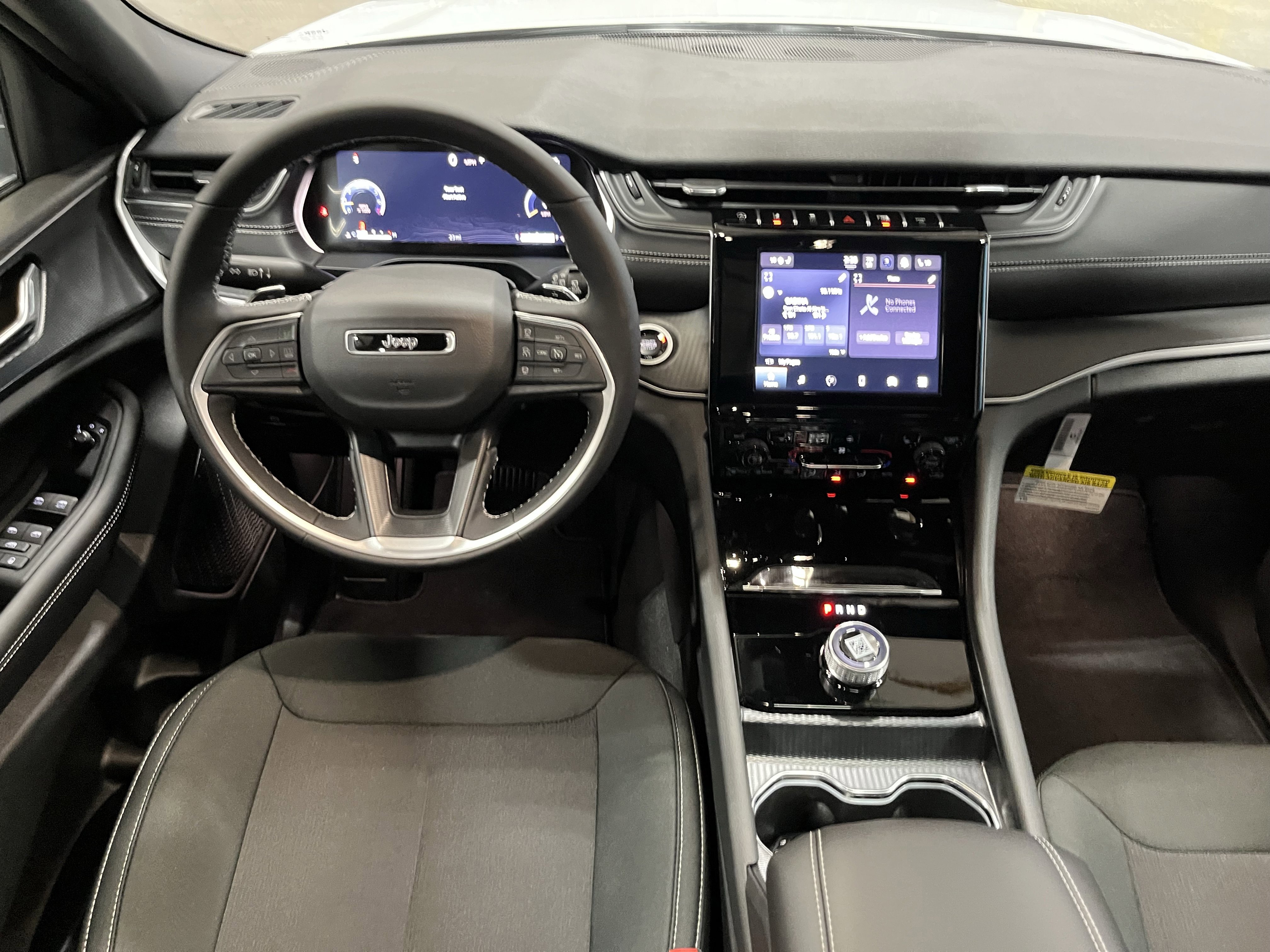 Certified 2025 Jeep Grand Cherokee Laredo w/ Luxury Tech Group I image 12