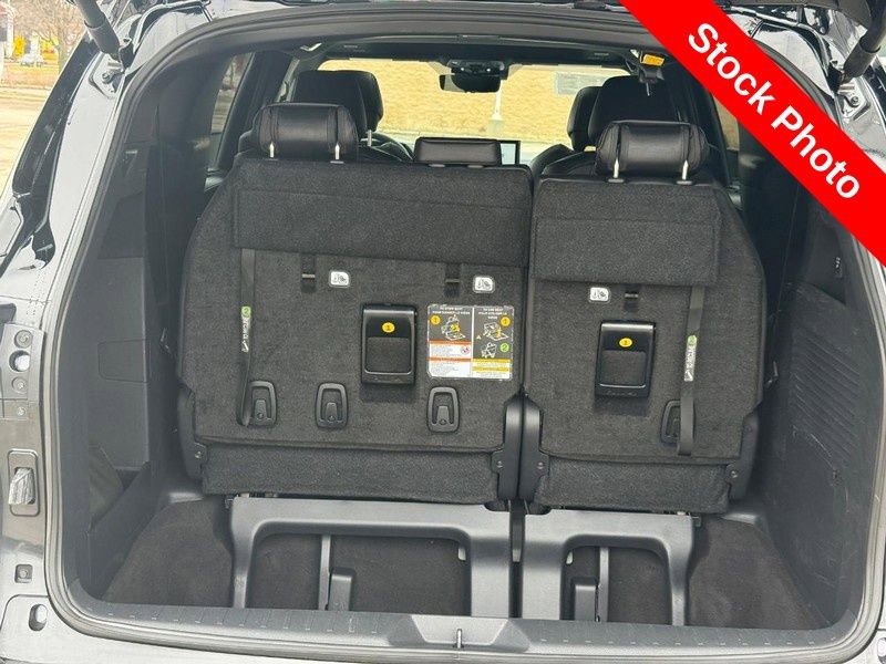 Used 2025 Toyota Sienna Platinum image 9