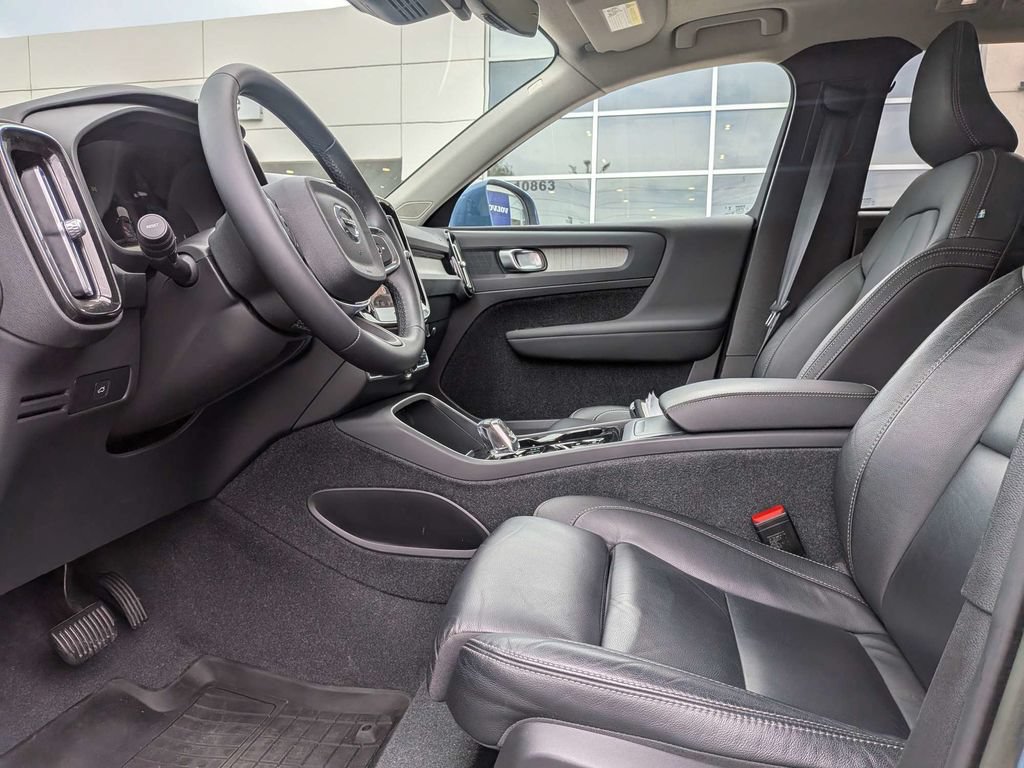 Certified 2023 Volvo XC40 B4 Plus w/ Protection Package Premier FWD image 2