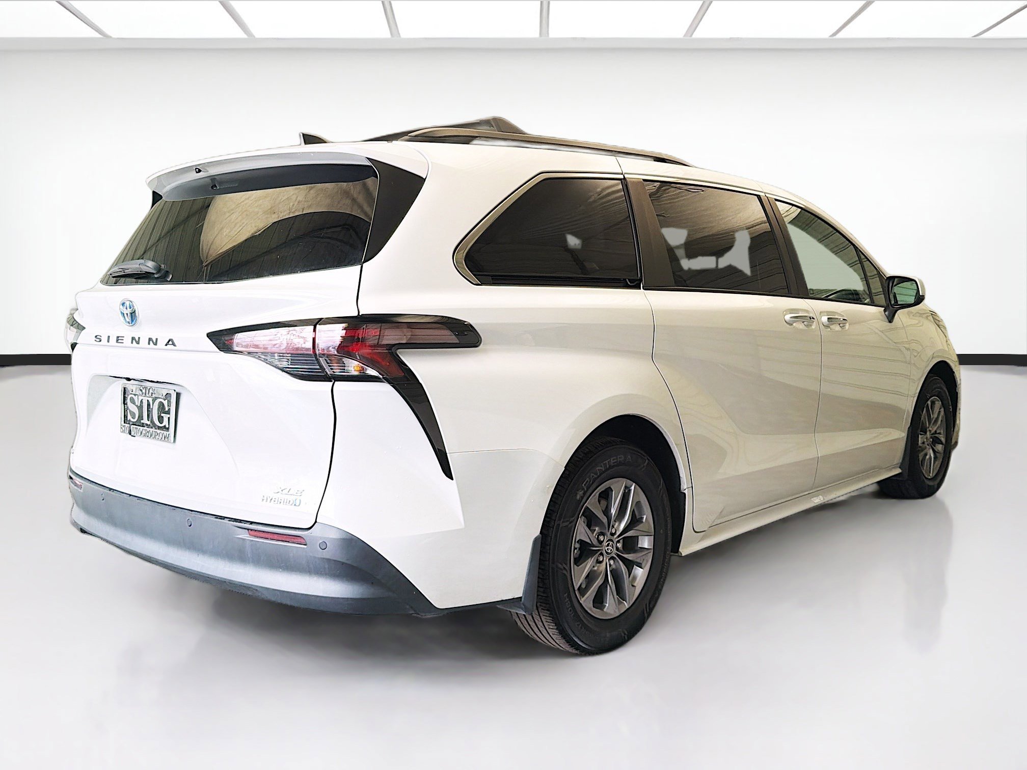 Used 2024 Toyota Sienna XLE w/ XLE Plus Package image 4