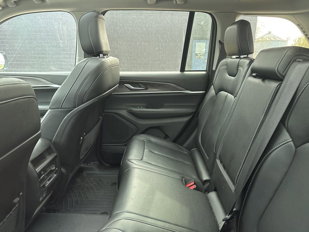 Used 2023 Jeep Grand Cherokee Limited w/ Black Appearance Package image 19