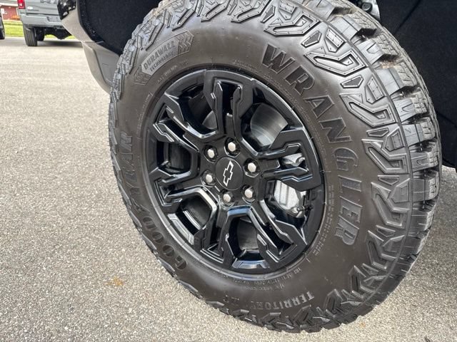 Used 2026 Chevrolet Silverado 1500 ZR2 w/ Dark Appearance Package AWD/4WD image 9
