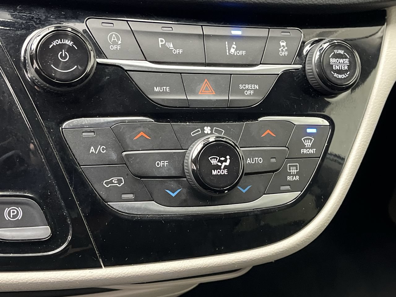 Used 2024 Chrysler Pacifica Touring-L FWD image 22