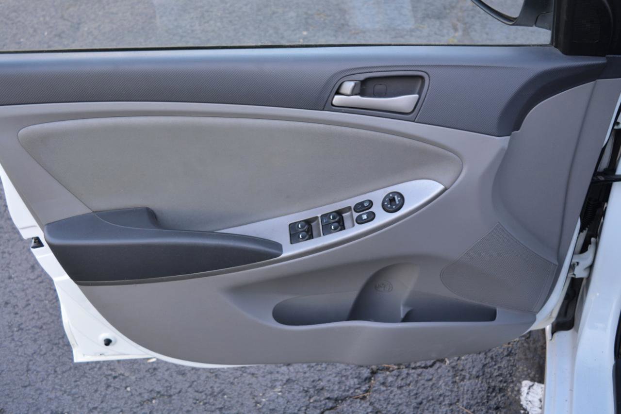 Used 2015 Hyundai Accent GLS image 9