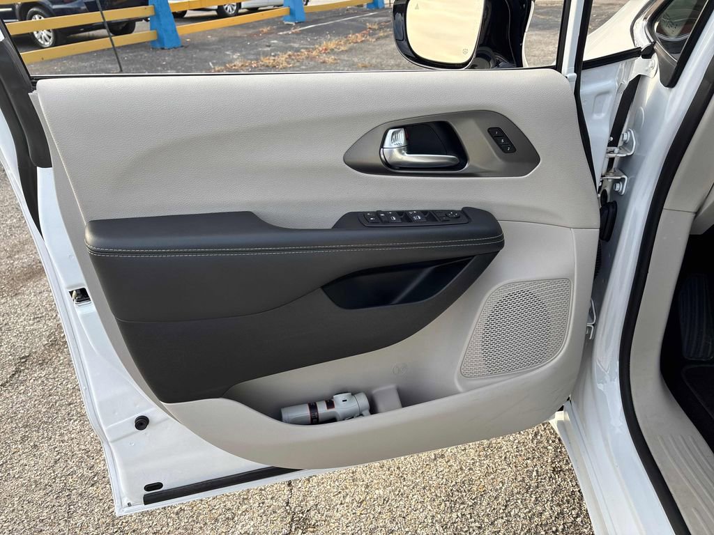 Used 2024 Chrysler Pacifica Touring-L image 13