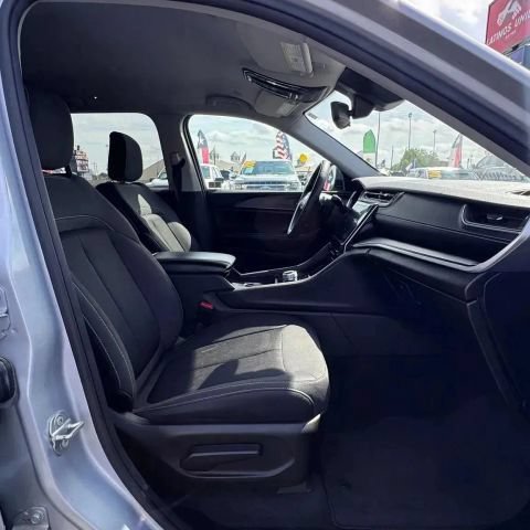Used 2024 Jeep Grand Cherokee Laredo RWD image 16