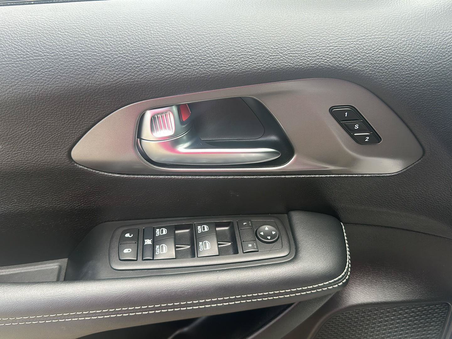 Used 2025 Chrysler Pacifica Select FWD image 9