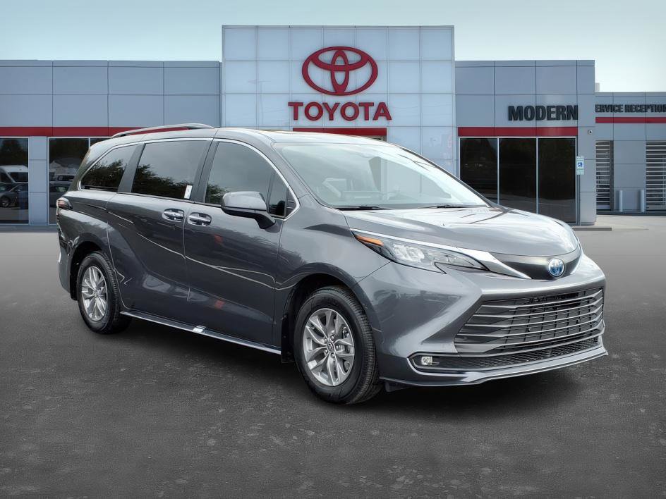 Used 2025 Toyota Sienna XLE image 3