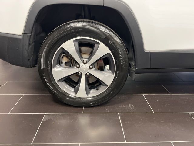 Used 2019 Jeep Cherokee Limited image 16