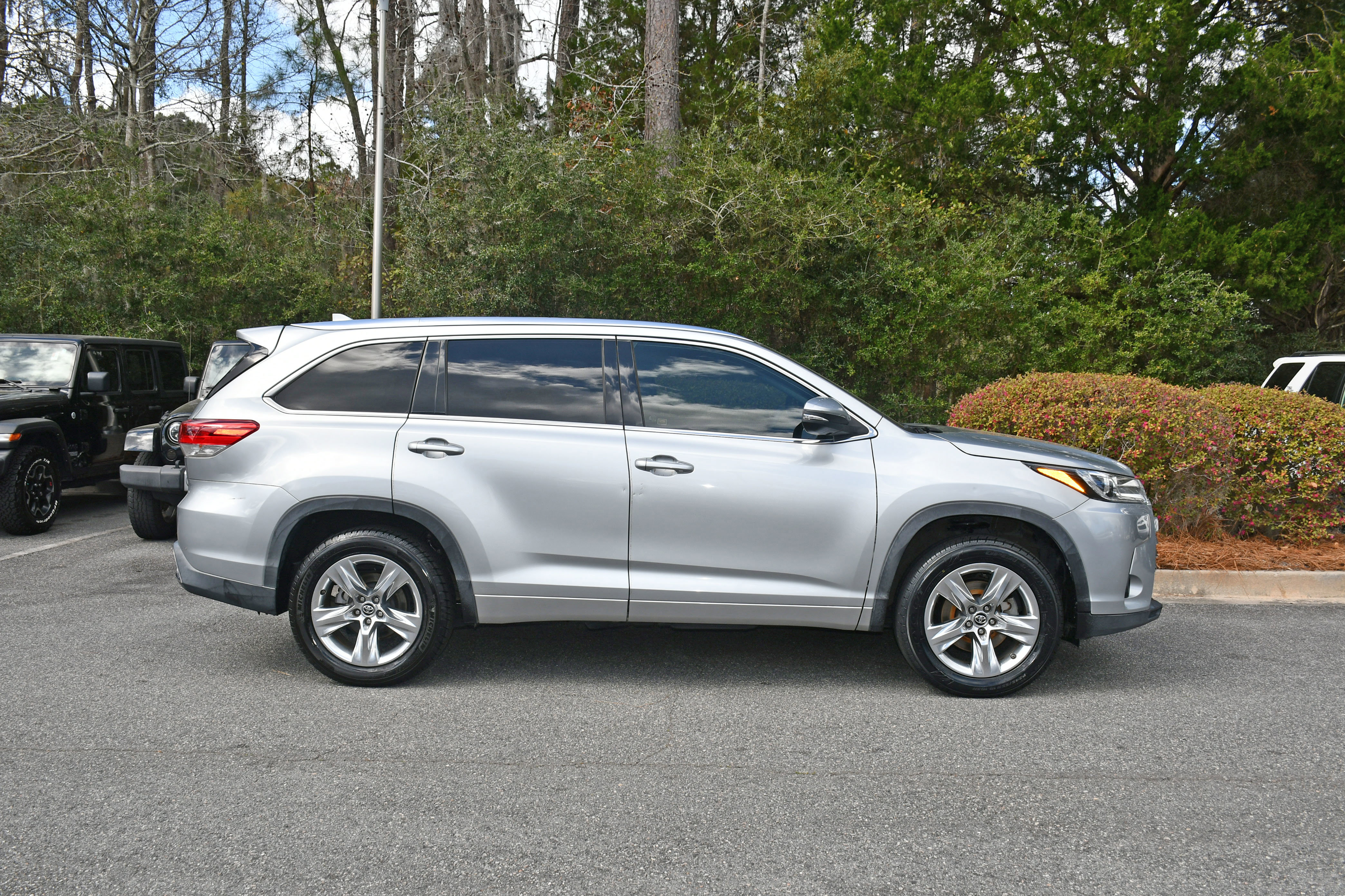 Used 2019 Toyota Highlander Limited FWD image 5