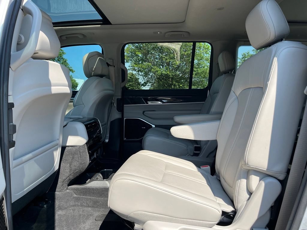 Used 2022 Jeep Wagoneer Series III w/ Premium Group I AWD/4WD image 22