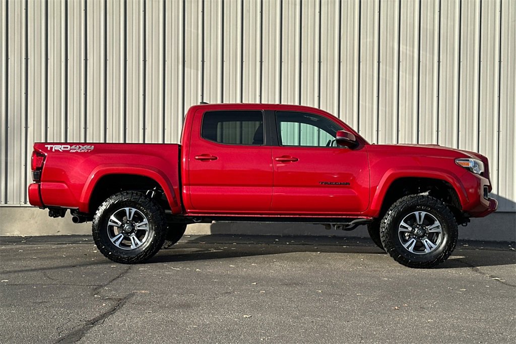Used 2019 Toyota Tacoma TRD Sport image 4