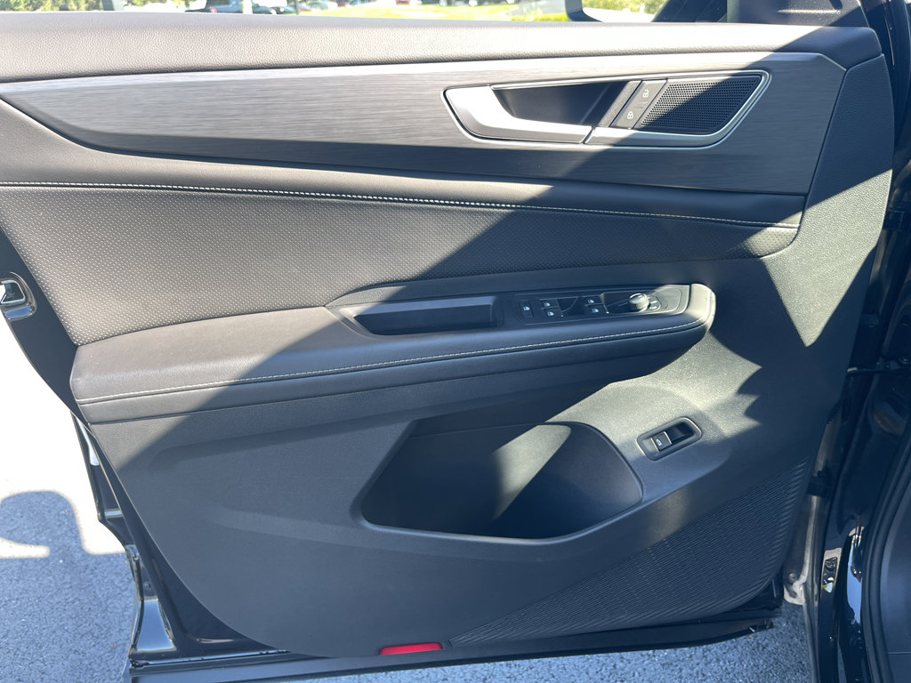 Used 2025 Volkswagen Atlas Cross Sport SE image 18