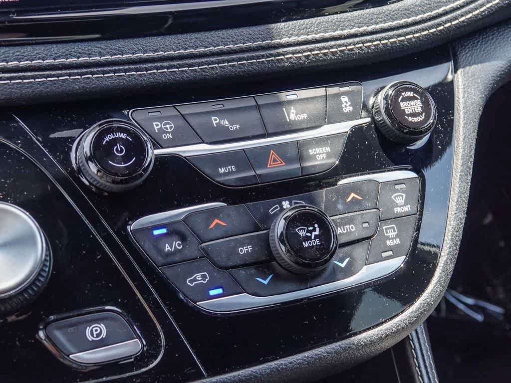 Used 2024 Chrysler Pacifica Premium FWD image 21