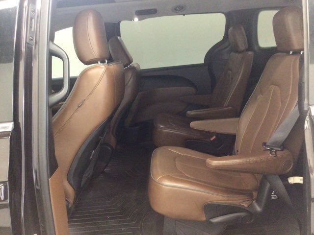 Used 2018 Chrysler Pacifica Limited w/ Tire & Wheel Group FWD image 11
