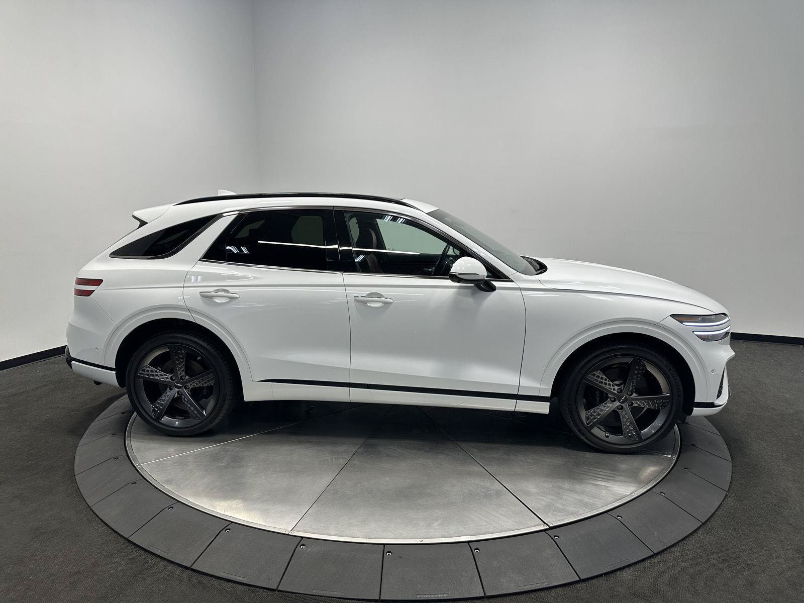 Used 2025 Genesis GV70 3.5T Sport w/ Sport Advanced Package AWD/4WD image 8