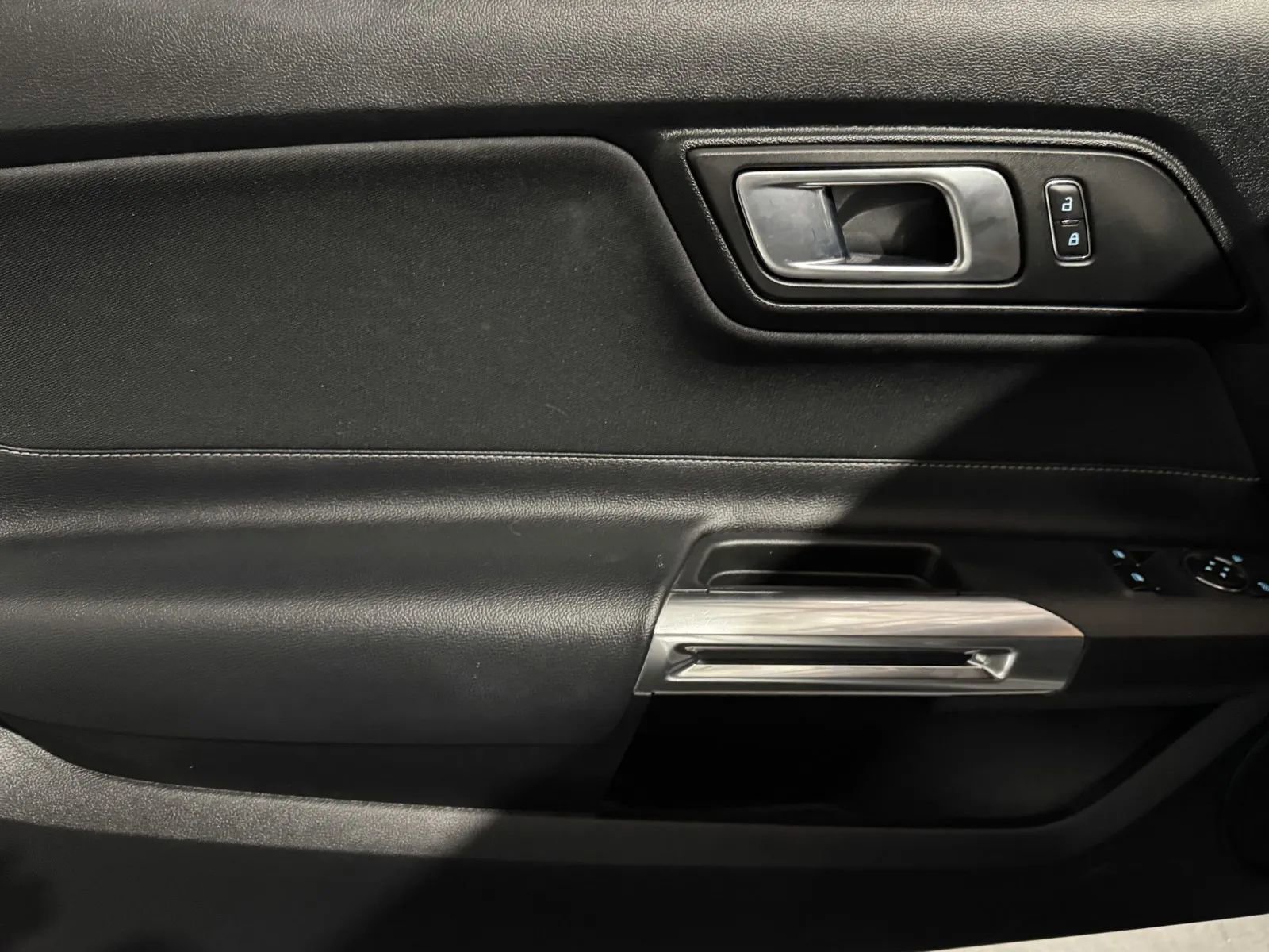 Used 2022 Ford Mustang EcoBoost image 11