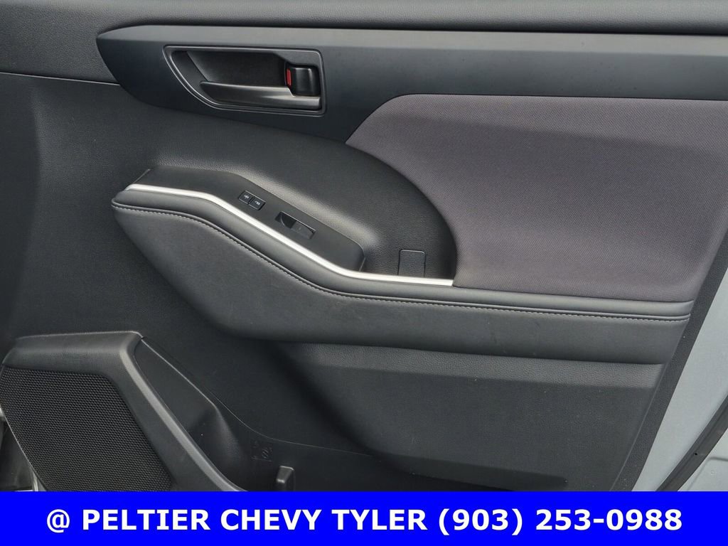 Used 2023 Toyota Highlander LE FWD image 14