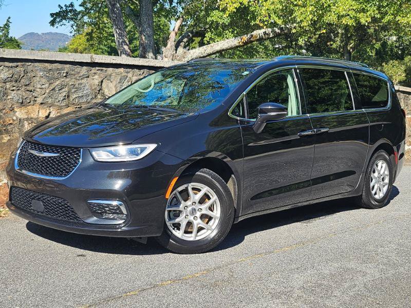 Used 2021 Chrysler Pacifica Touring-L FWD image 3