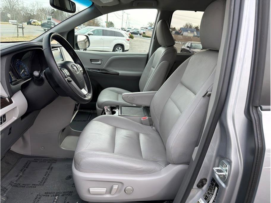 Used 2015 Toyota Sienna XLE Premium image 12