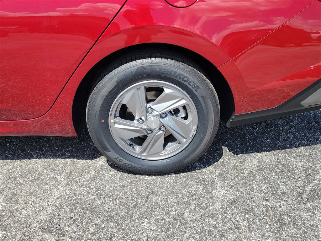 Used 2025 Hyundai Elantra SE image 4