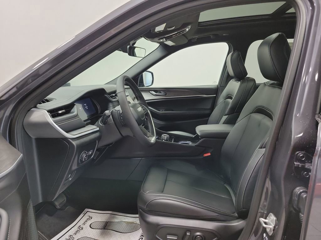 New 2025 Jeep Grand Cherokee L Limited w/ Black Appearance Package image 13