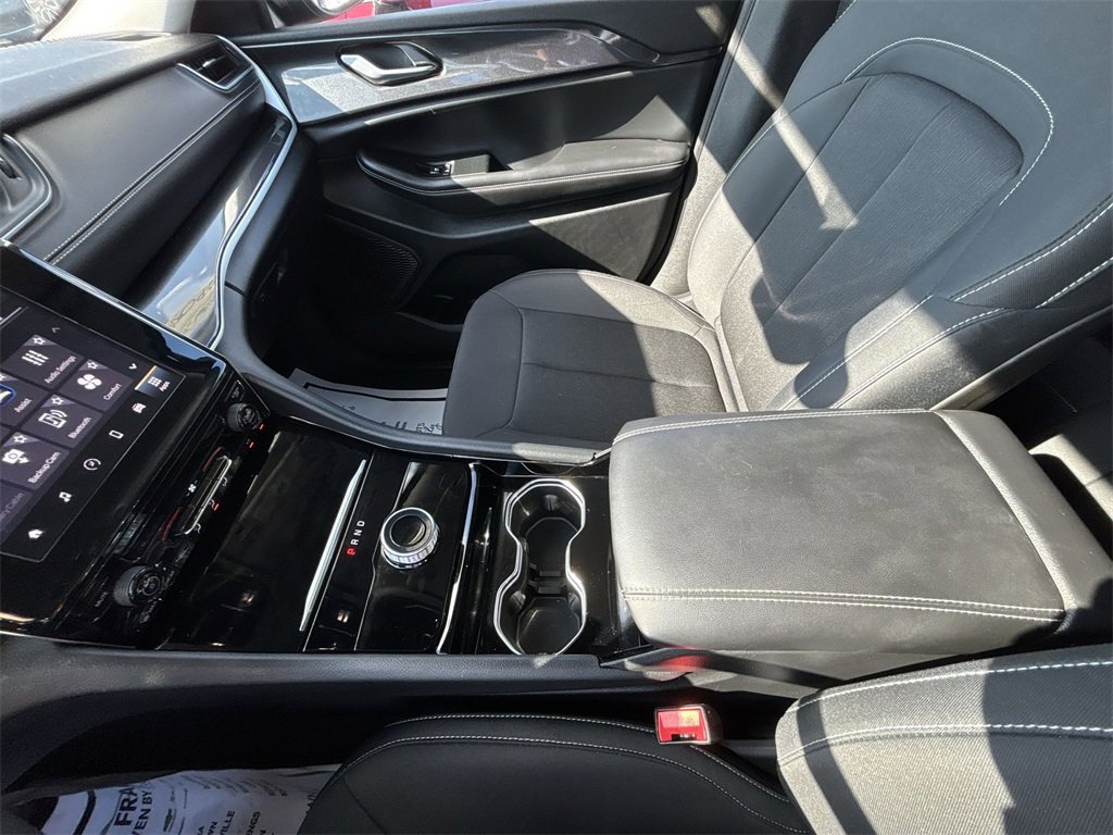 Used 2023 Jeep Grand Cherokee Laredo image 26