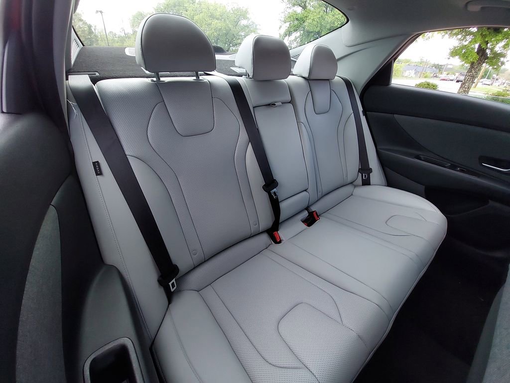 Certified 2025 Hyundai Elantra Limited FWD image 12