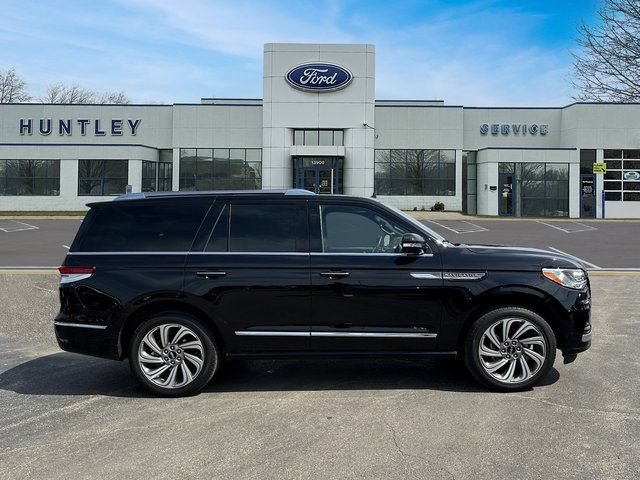 Used 2022 Lincoln Navigator Reserve AWD/4WD image 4