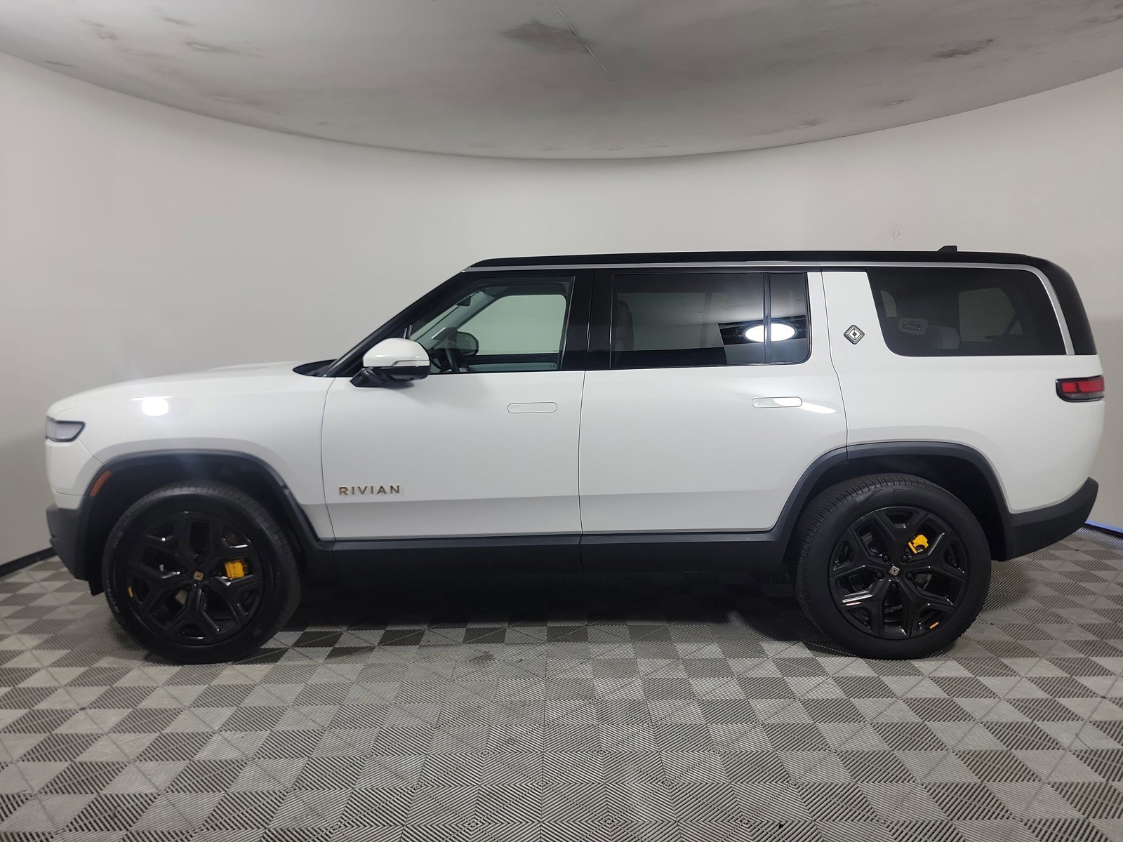 Used 2024 Rivian R1S Adventure AWD/4WD image 4
